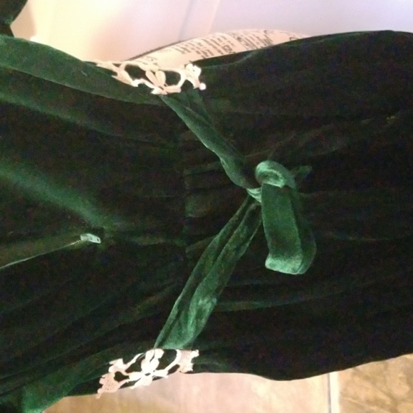 Girls Holiday Christmas Concert Emeral Green Velvet Dress - Picture 3 of 3